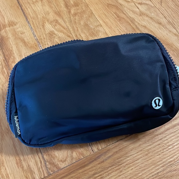 Lululemon black Everywhere Belt Bag - Picture 7 of 7